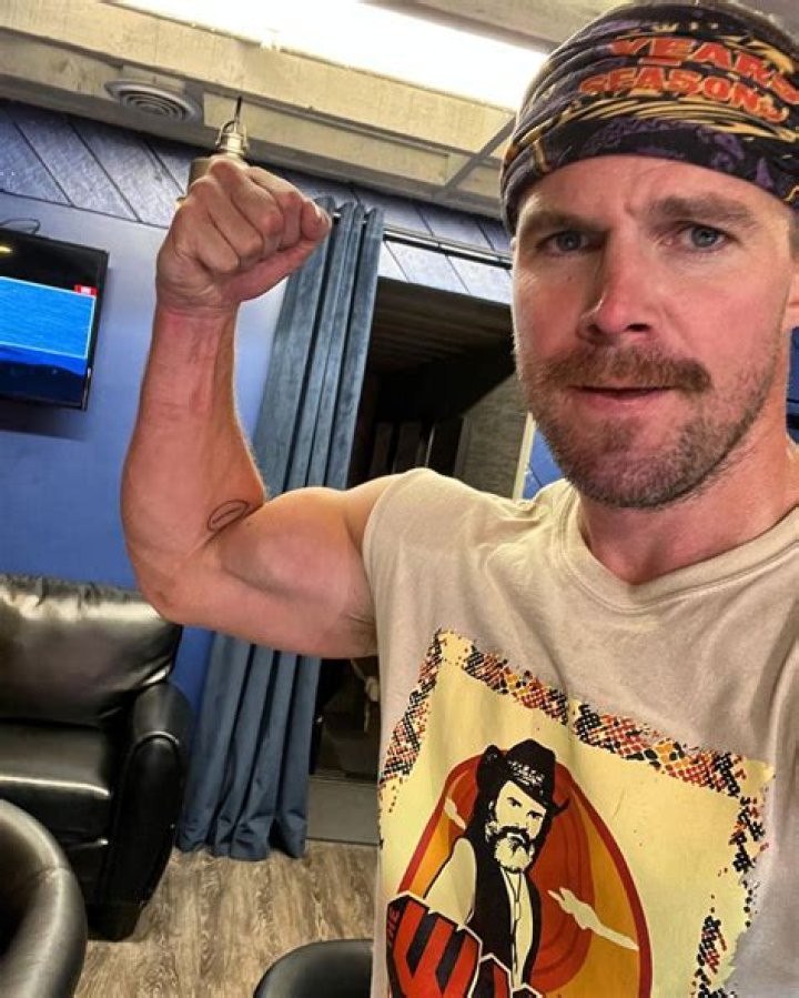 Is Stephen Amell Hitched?